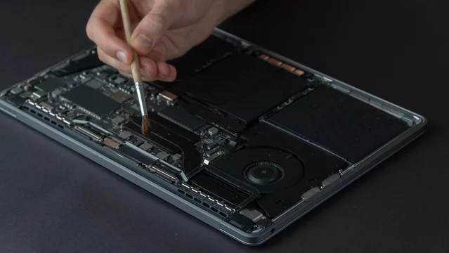  Чистка от пыли и замена термопасты MacBook в Тюмени